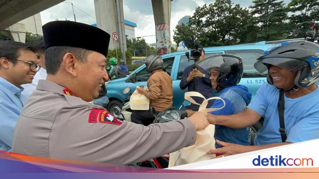 Kapolri dan Jurnalis Bagikan 1.000 Porsi Takjil ke Pengendara Depan Mabes Polri