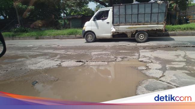 Jalan Menuju Pelabuhan Ciwandan Cilegon Masih Rusak Jelang Mudik