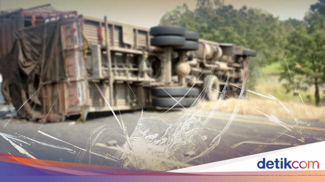 Sopir-Kernet Truk Colt Tewas Usai Tabrak Tronton di Tol Cipali