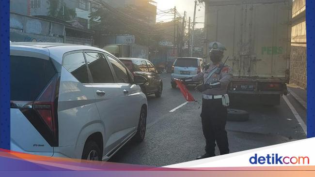 Ada Truk Gangguan, Lalin di Cengkareng Arah Pesing Jakbar Tersendat