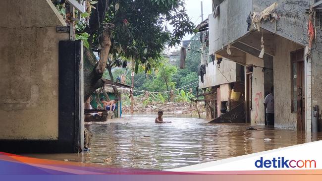 Banjir di Pejaten Timur, Ketinggian Air Capai 1,5 Meter