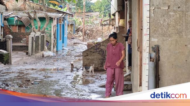 Banjir di Pejaten Timur Jaksel Surut, Warga Mulai Bersih-bersih