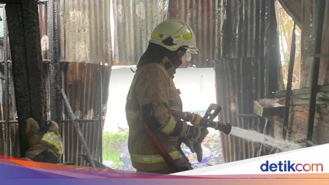 Kebakaran Hanguskan Bengkel di Depok, Diduga Akibat Korsleting