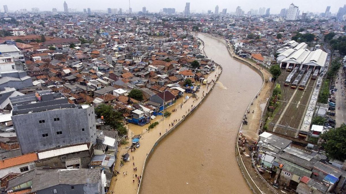 Pemerintah Lanjutkan Normalisasi Sungai Ciliwung, Target Selesai 2026