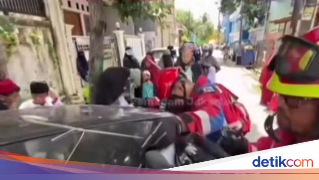 Bocil Terkunci dalam Mobil di Jakut, Damkar Turun Tangan