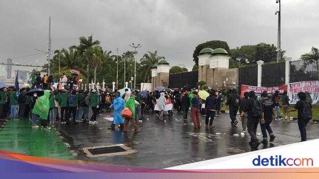 Ada Demo di Depan DPR, Lalin Jalan Gatot Subroto Arah Slipi Dialihkan