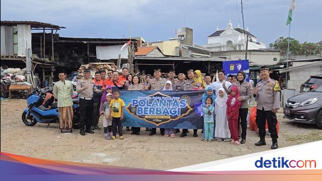 Gandeng Komunitas, Ditlantas Polda Metro Bagikan Takjil-Buku Cerita Anak