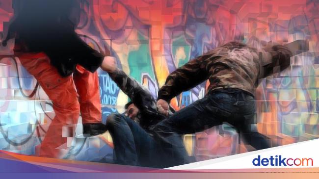 Pria di Bekasi Dikeroyok Usai Dituduh Maling, Ditelanjangi-Disundut Rokok