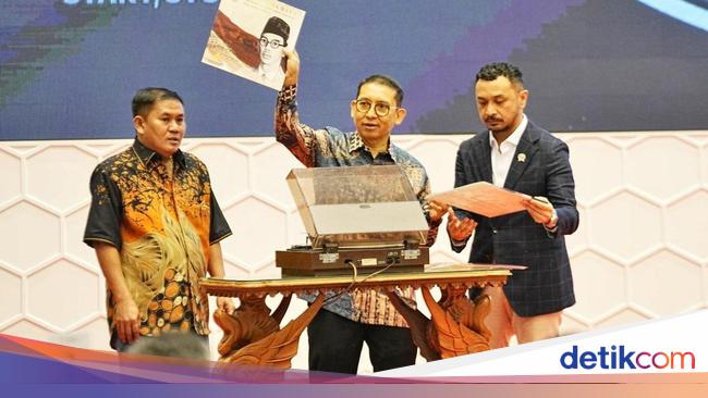 Hari Musik Nasional, Fadli Zon Luncurkan Vinyl Indonesia Raya 8 Versi