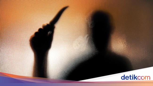 Pria Bersajam Ngamuk Rusak Toko di Sawangan Depok, Ditangkap Polisi