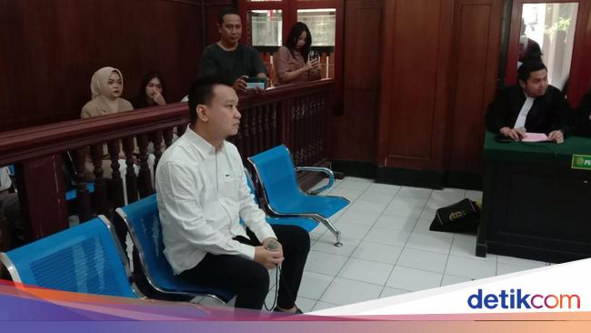 Ivan Sugiamto Pemaksa Siswa SMA Menggonggong Dituntut 10 Bulan Penjara