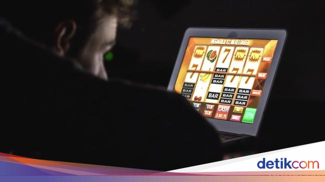 Pria Pegang HP ‘Main Judol’ di IG Polsek Bukan Polisi