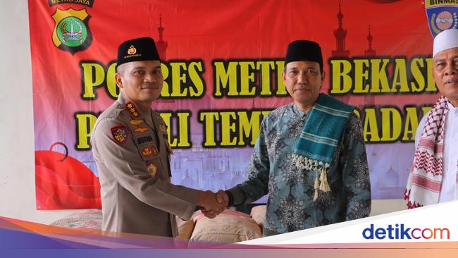 Gerakan Peduli Tempat Ibadah, Polisi Beri Bantuan Semen Bangun Masjid di Bekasi