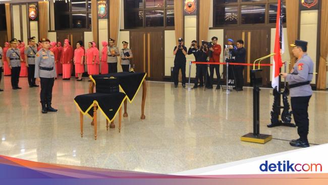 Kapolri Resmi Lantik Irjen Anwar Jadi As SDM dan 10 Kapolda Baru