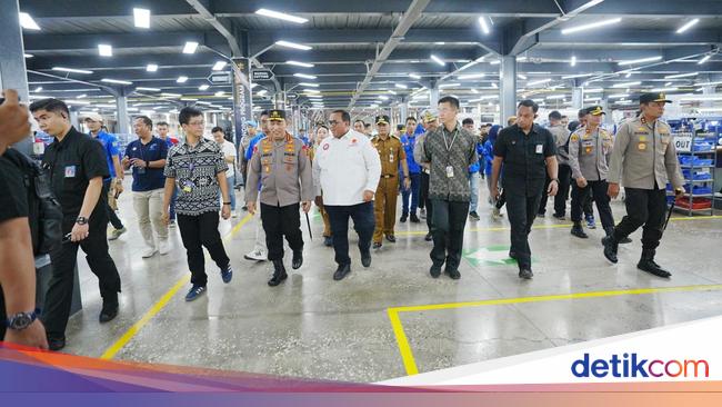 Kapolri Tinjau Pabrik Sepatu di Brebes, Harap Bisa Kurangi Pengangguran