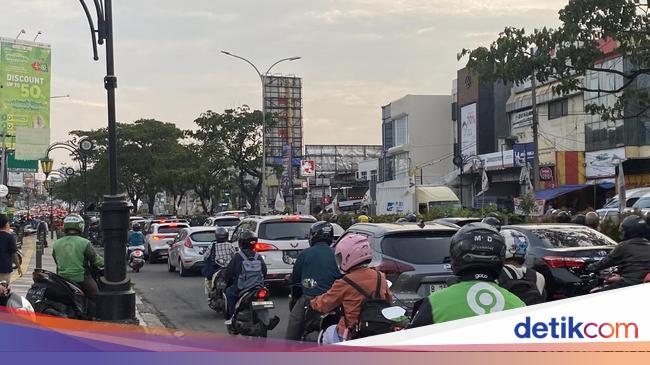 Jelang Buka Puasa, Lalin Jalan Margonda hingga Akses UI Depok Macet