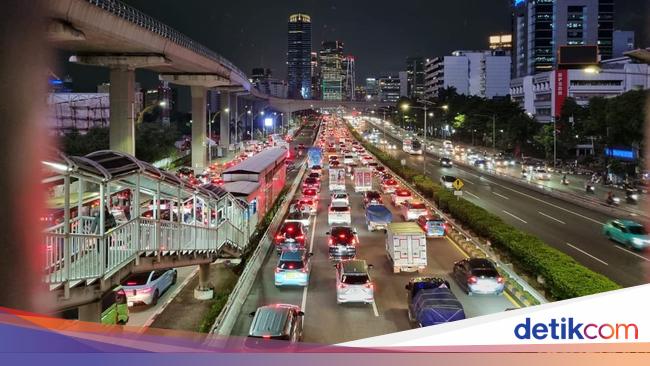 Tol Dalam Kota Macet Malam Ini, Arah Senayan Padat dari Pancoran