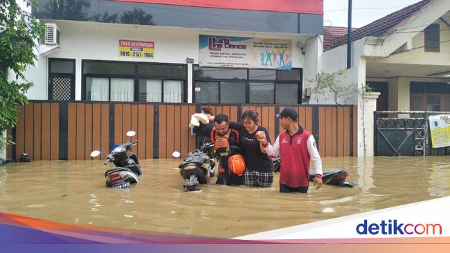 Banjir Meluas Jadi 24 RT di Jakarta, Ketinggian Air Capai 2 Meter