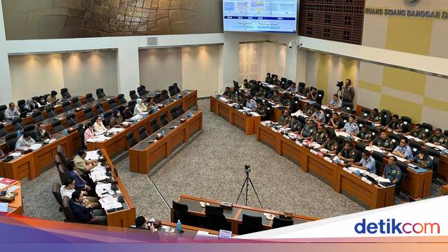 Komisi I DPR Rapat Bahas RUU TNI hingga Malam di Hotel Jakpus