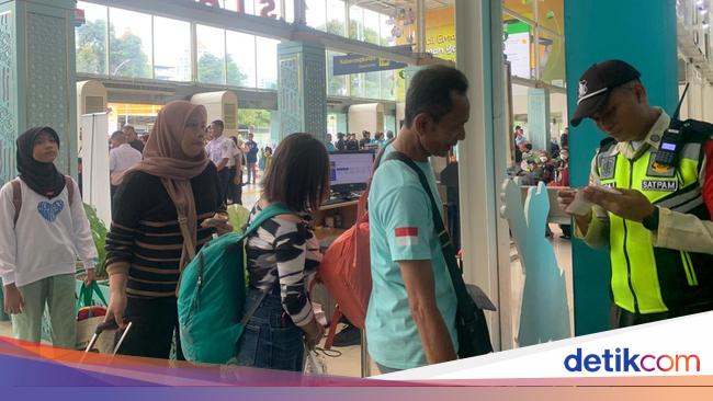 Cerita Penumpang Stasiun Pasar Senen Harus War Tiket untuk Mudik