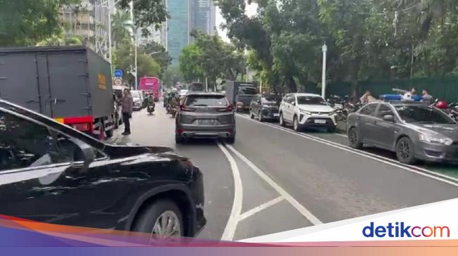 Lalin di Senopati arah Senayan Jaksel Macet Imbas Ada Demo di KemenPAN-RB