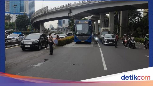 Lalin Exit Tol Tegal Parang Arah Jl Tendean Jaksel Macet Pagi Ini