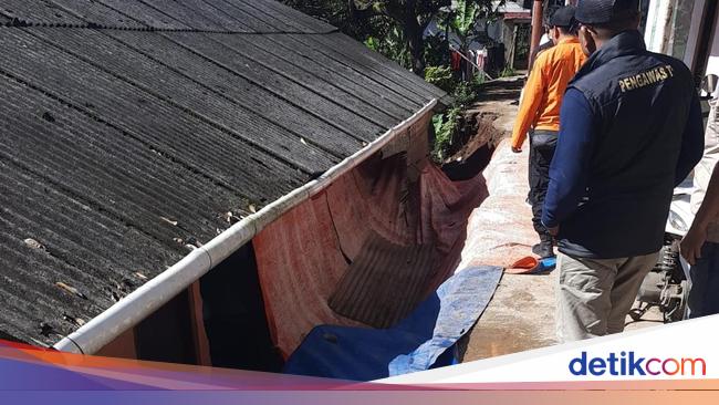 Tanah Longsor Rusak Rumah Warga di Cigombong Bogor, Jalan Terganggu