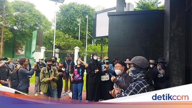 Reaksi Massa di Luar Gerbang DPR Usai RUU TNI Disahkan