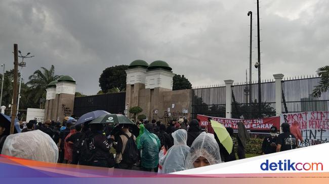 Hujan Turun, Massa Aksi Tolak RUU TNI Tetap Bertahan di Depan DPR