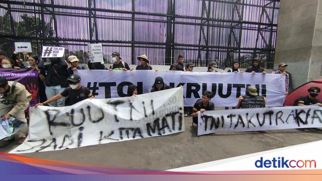 Massa Tolak RUU TNI Disahkan di Gedung DPR RI Bertambah