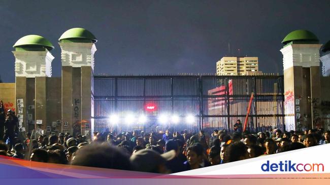 4 Polisi Luka Kena Petasan Peluncur saat Jaga Demo Tolak RUU TNI di DPR