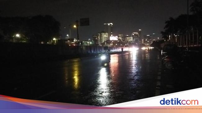 Massa Aksi Tolak RUU TNI Bubar, Lalin Depan DPR Kembali Dibuka