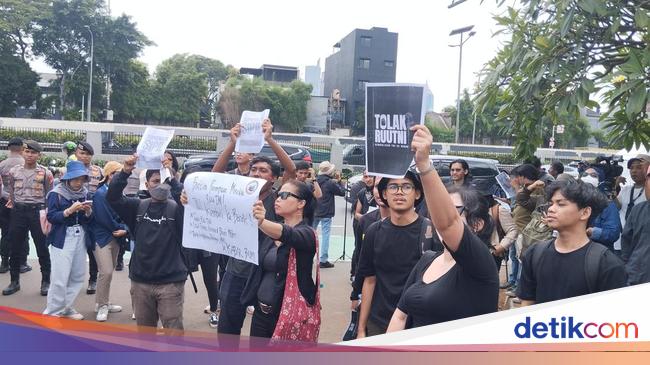 Massa Tolak Revisi UU TNI Demo di Gerbang Depan DPR, Ancam Gugat ke MK