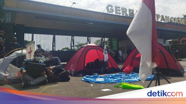 Massa Demo Tolak RUU TNI Dirikan Tenda di Pintu Masuk DPR