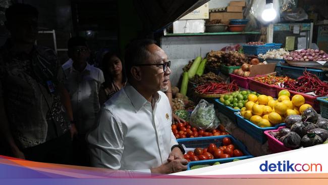 Zulhas Cek Harga Bahan Pokok di Pasar Genteng: Alhamdulillah Stabil