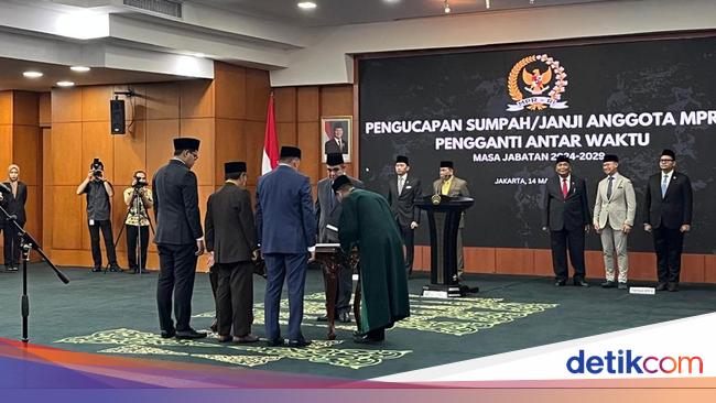 Muzani Pimpin Pengucapan Sumpah PAW 5 Anggota MPR Periode 2024-2029