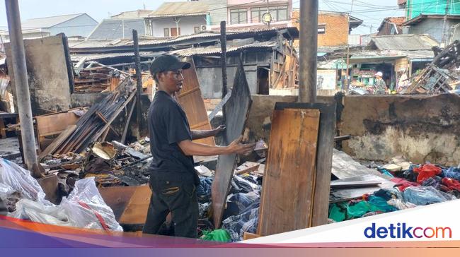 Kebakaran Pasar Poncol, Surya Pemilik Kios Aksesoris Hp Rugi Rp 300 Juta