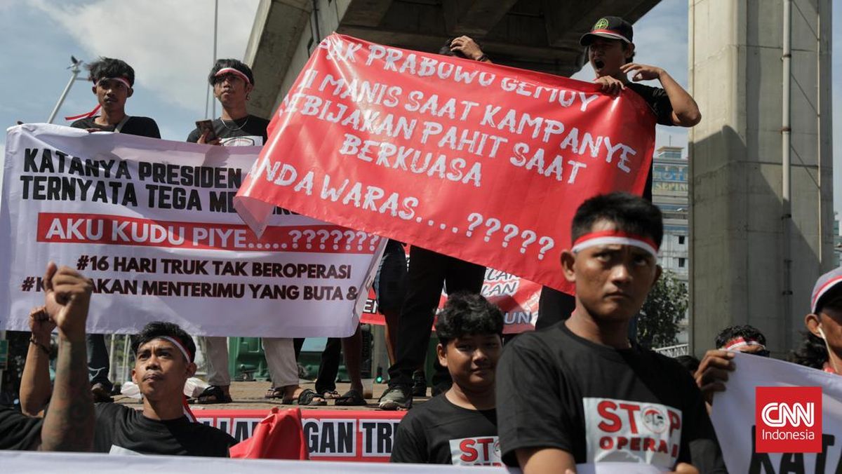 Pengemudi Truk Demo Pembatasan Operasi Kala Mudik di Surabaya