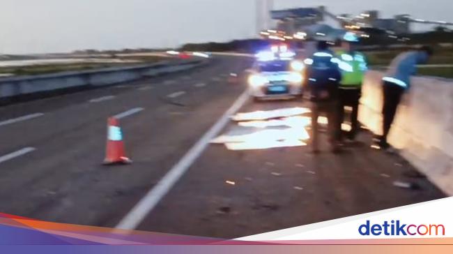 Truk Terjun di Tol Cibitung, Muatan Pelat Besi Berhamburan di Bahu Jalan