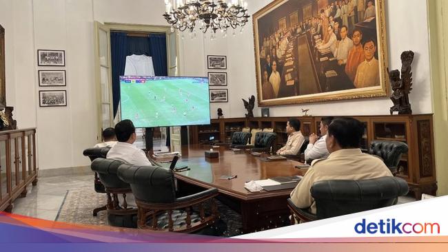 Momen Prabowo Nobar Timnas Lawan Australia di Istana