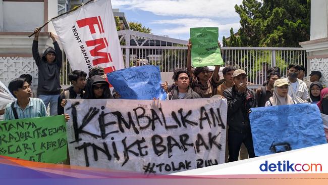 Mahasiswa Demo Tolak UU TNI di DPRD NTB, Sebut Prosesnya Tak Transparan