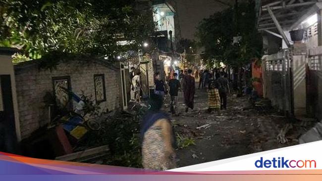 38 Rumah-10 Mobil Terdampak Angin Puting Beliung di Koja Jakut