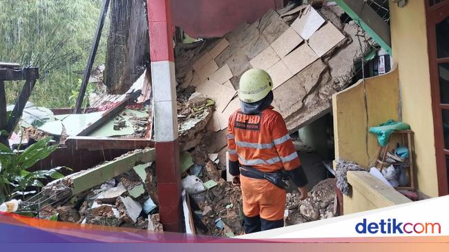 Rumah Tiga Lantai di Bogor Ambruk hingga Tutup Jalan Akibat Hujan Deras