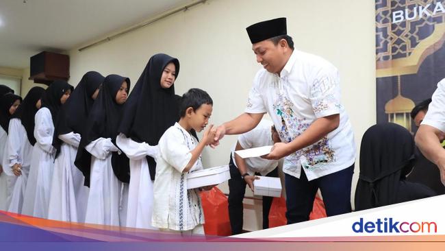 Buka Puasa Bareng, Polres Bekasi Kota Beri Santunan ke Anak Yatim