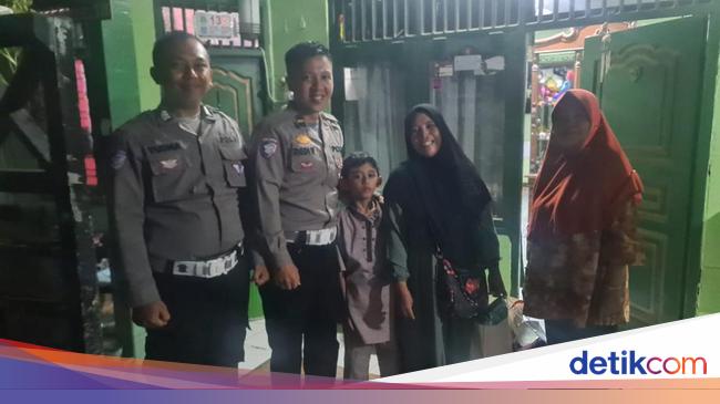 Aksi Polisi Bantu Ibu Bawa Anak Bingung Kehabisan Tiket Bus Mudik