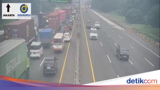 Kecelakaan Truk dengan Truk di Tol Karawang, Lalin Arah Jakarta Padat