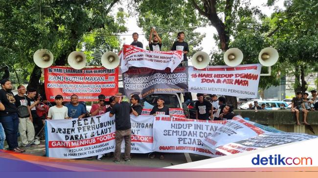 Sopir Truk Demo Kemenhub, Bawa Spanduk ‘Butuh Makan, Bukan Penutupan Jalan’