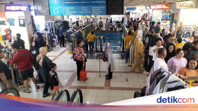 Jelang Lebaran, Pasar Tanah Abang Mulai Dipadati Pengunjung