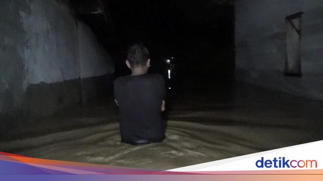 156 KK Mengungsi Akibat Banjir gegara Tanggul Sungai Jebol di Purwakarta