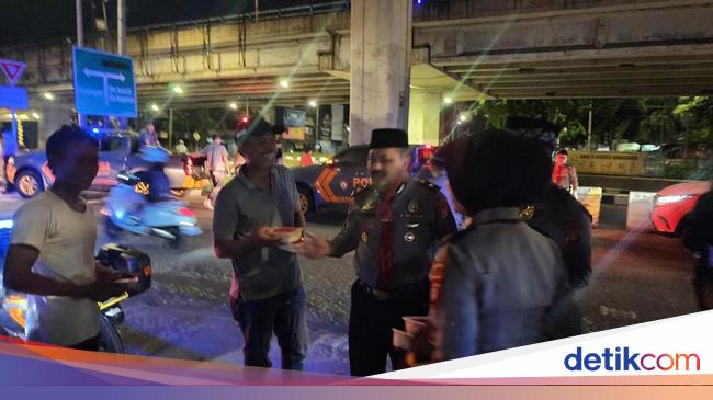 Anggota Polda Metro Jaya Gelar Patroli Sambil Berbagi Sahur ke Masyarakat